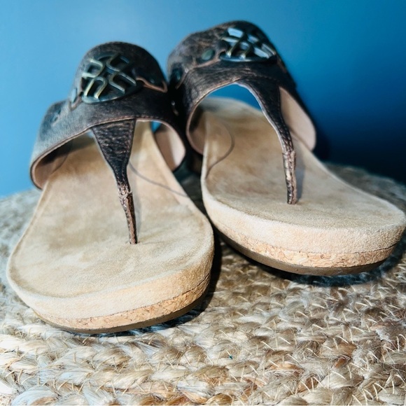 UGG Australia Briella Bronze T-Strap Sandals - Picture 4 of 8